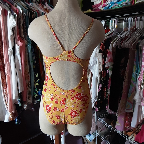 Swimsuit - Picture 3 of 4